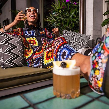 Qt Melbourne Hotel Luaran gambar A woman drinking a beer