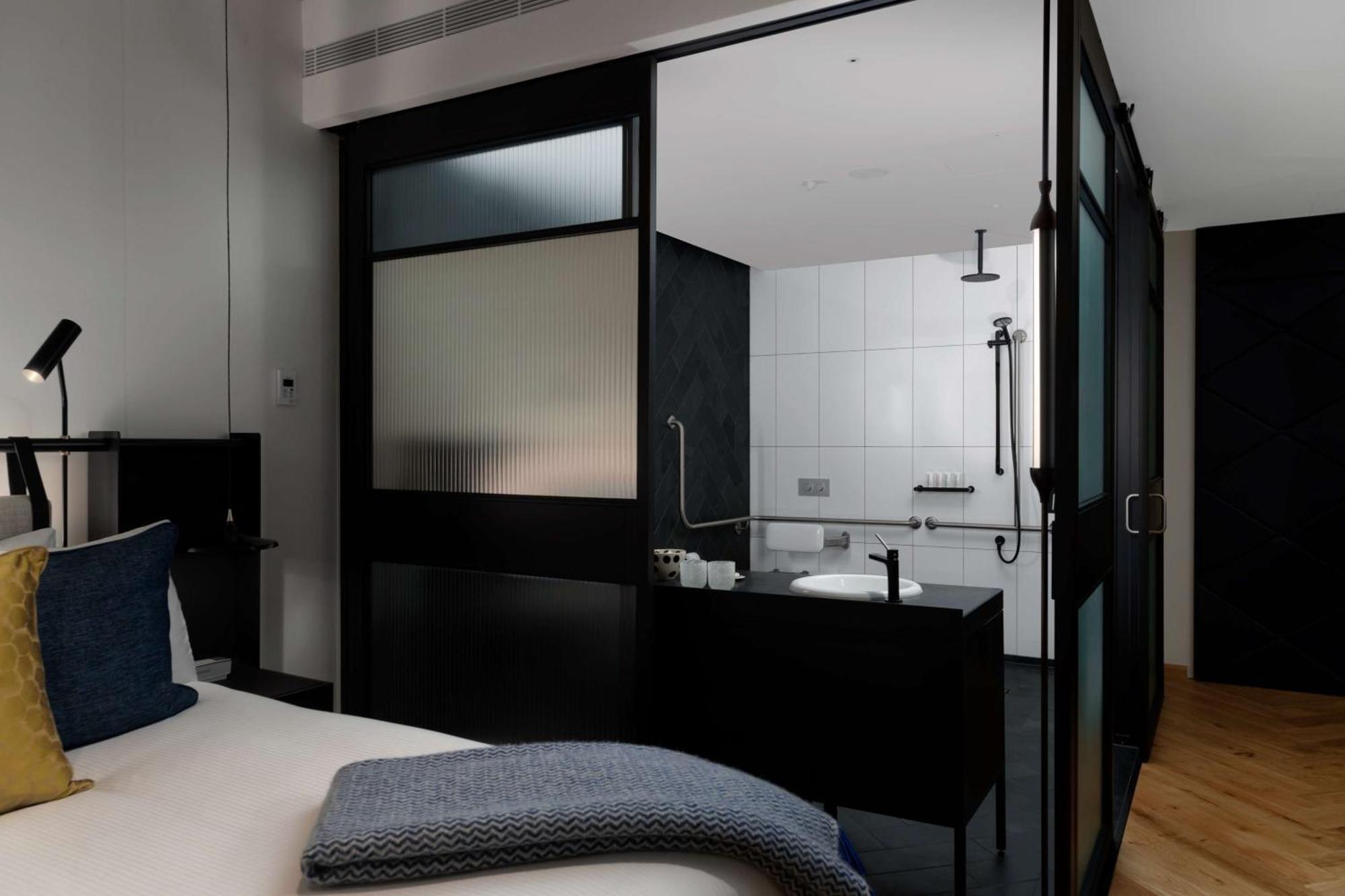 Qt Melbourne Hotel Luaran gambar A bathroom at the Hotel