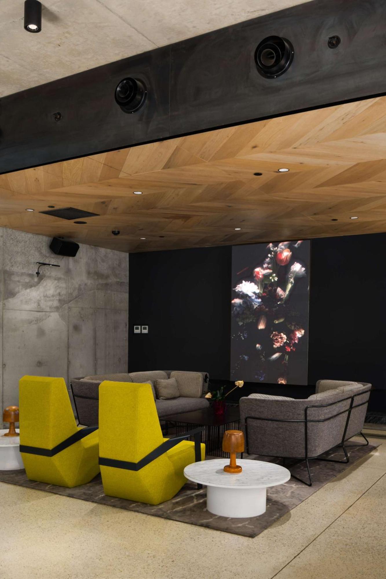 Qt Melbourne Hotel Luaran gambar The interior of the 2014 edition of the 100 Design exhibition