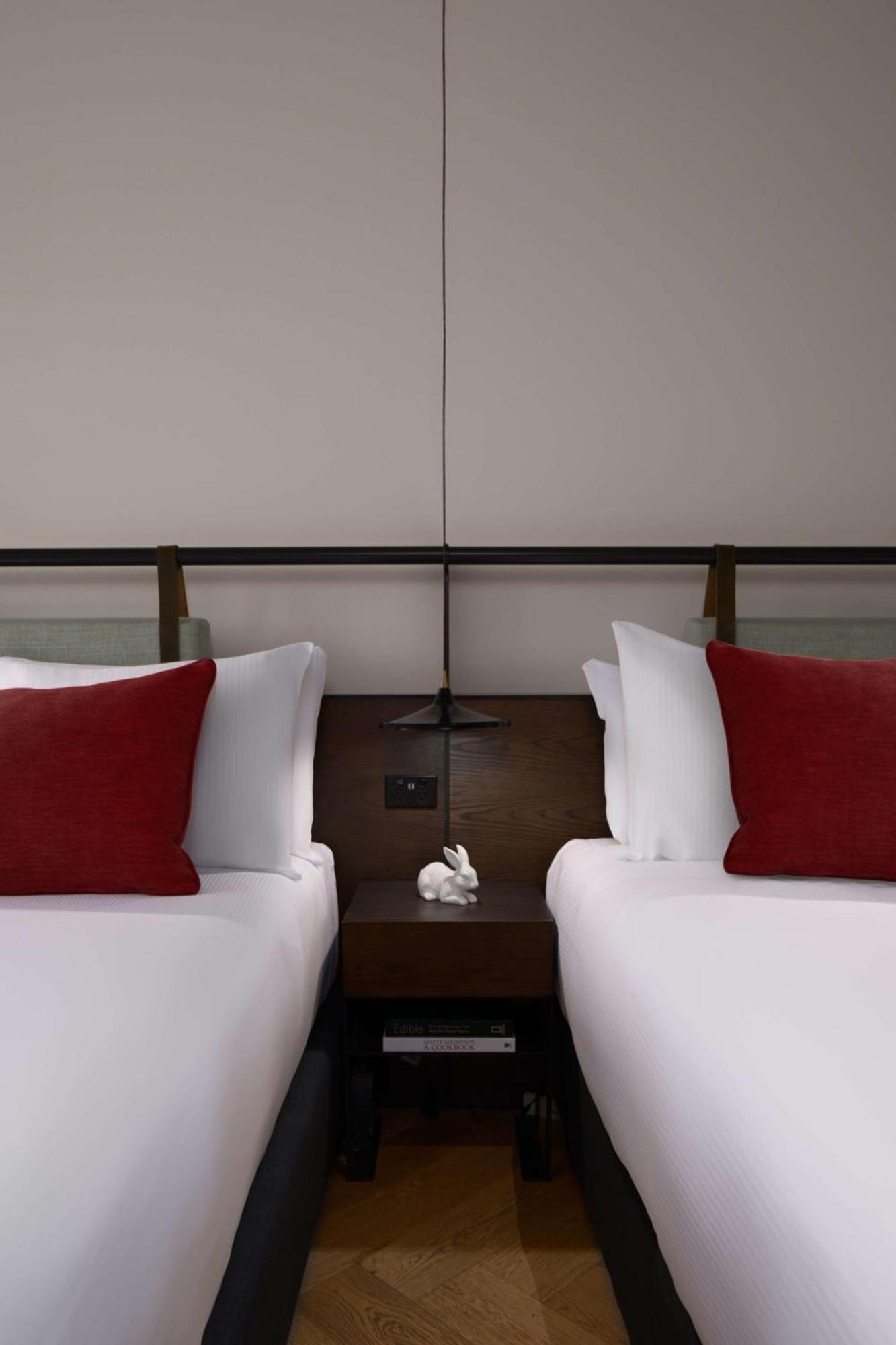 Qt Melbourne Hotel Luaran gambar A bed with a nightstand