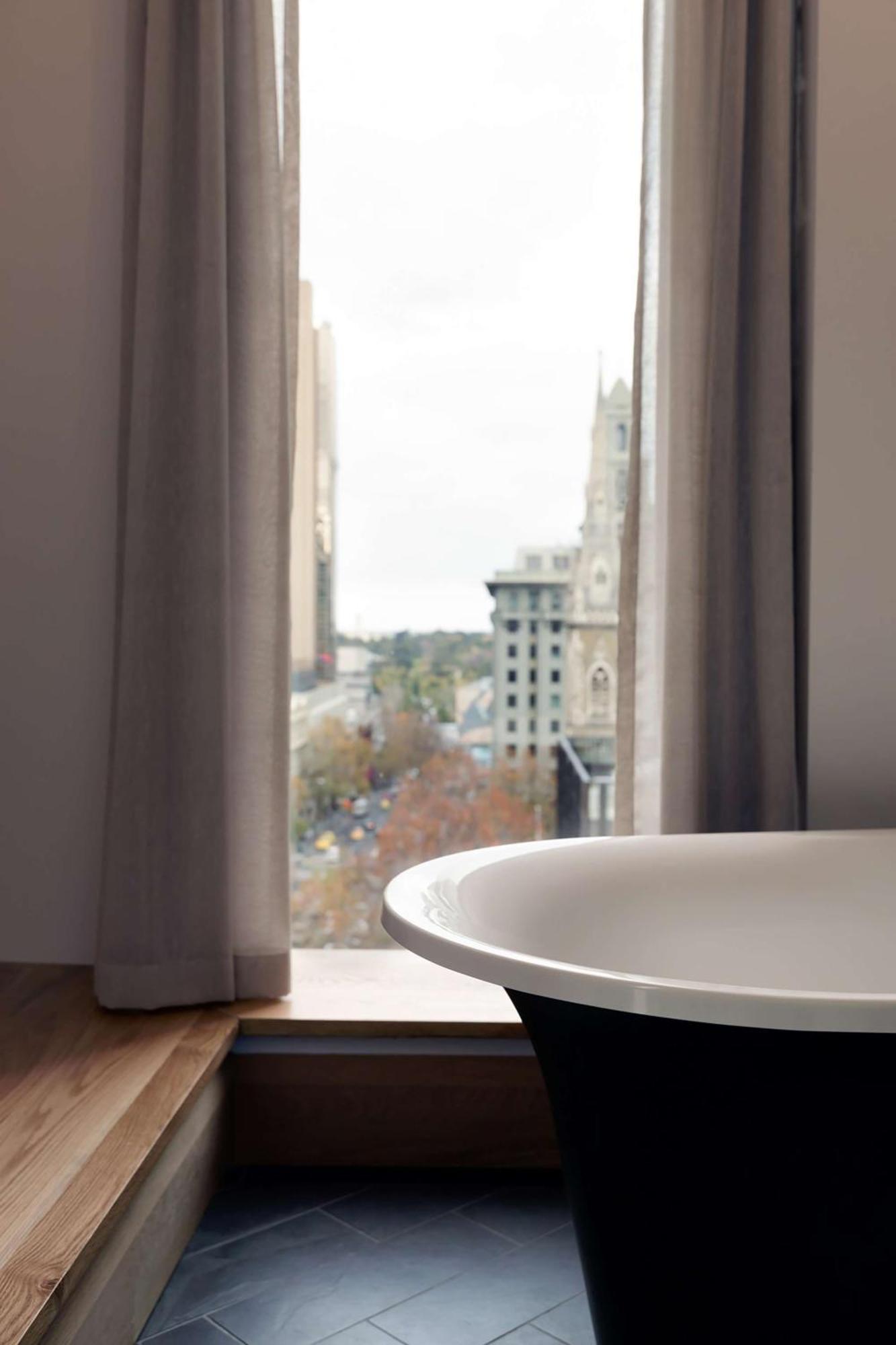 Qt Melbourne Hotel Luaran gambar A view of the city from a room at the hotel
