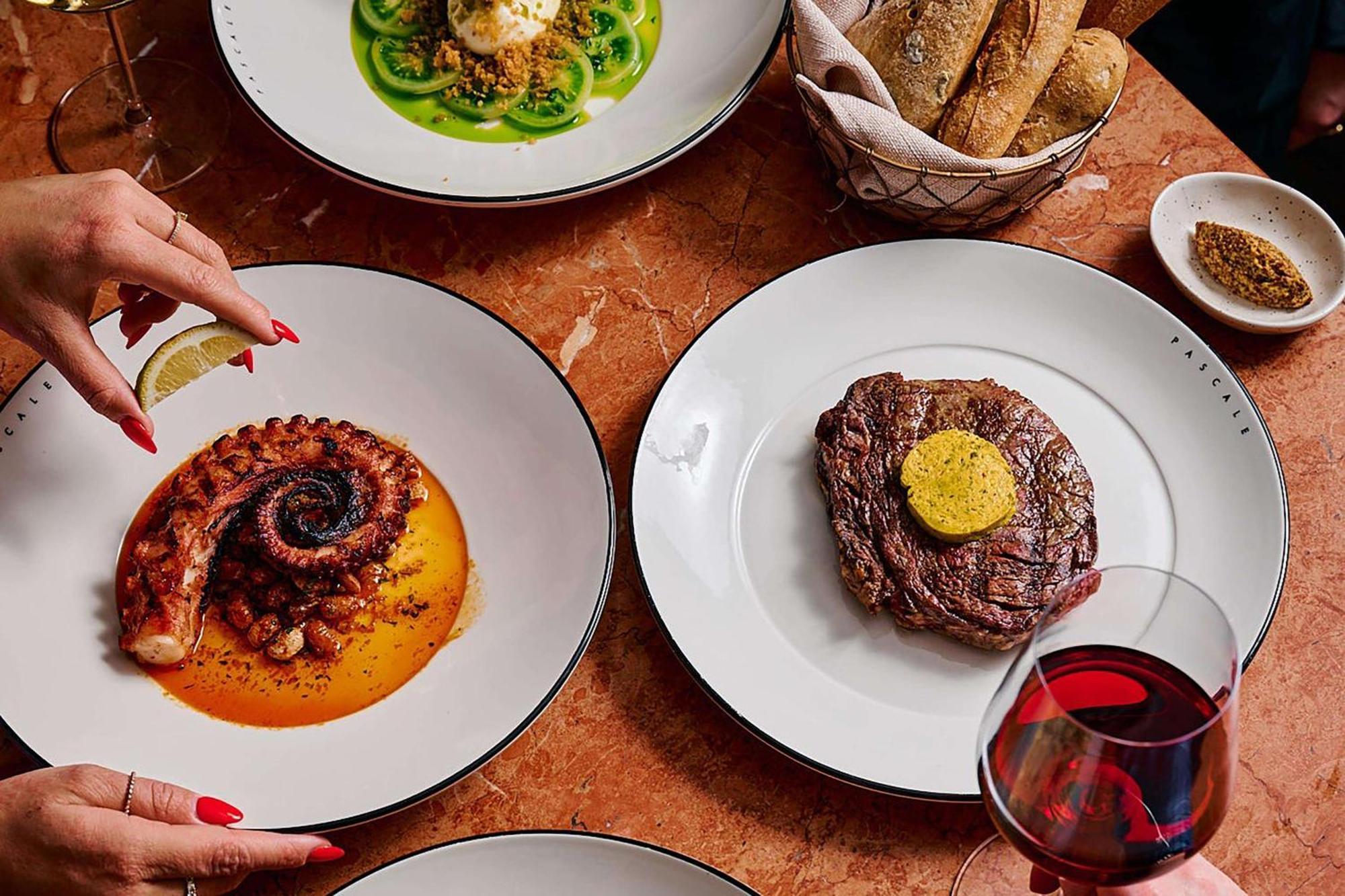 Qt Melbourne Hotel Luaran gambar Dishes at the restaurant