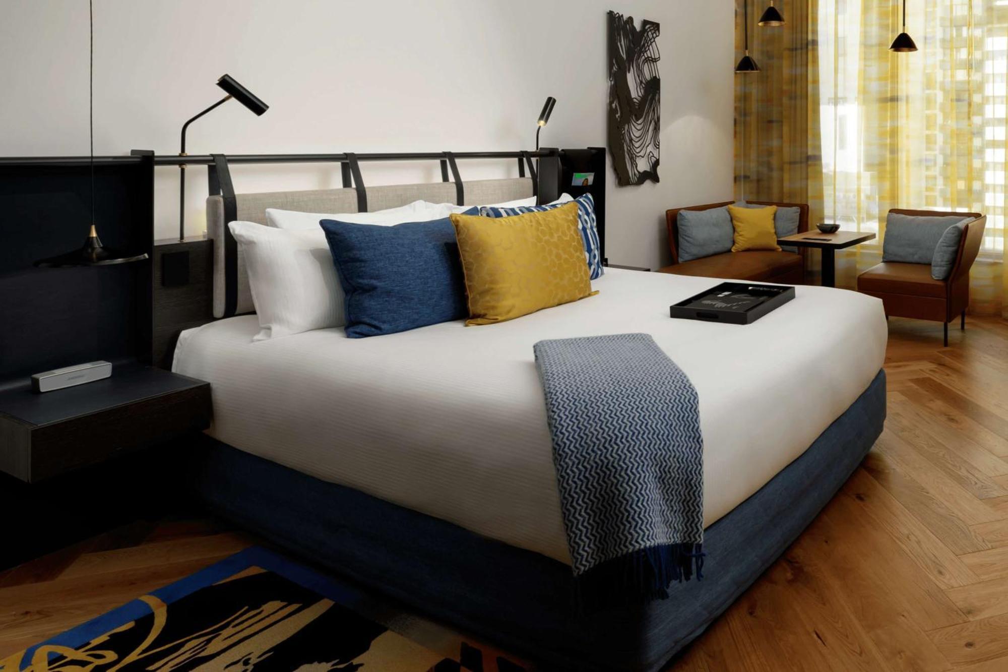 Qt Melbourne Hotel Luaran gambar A bedroom at the hotel