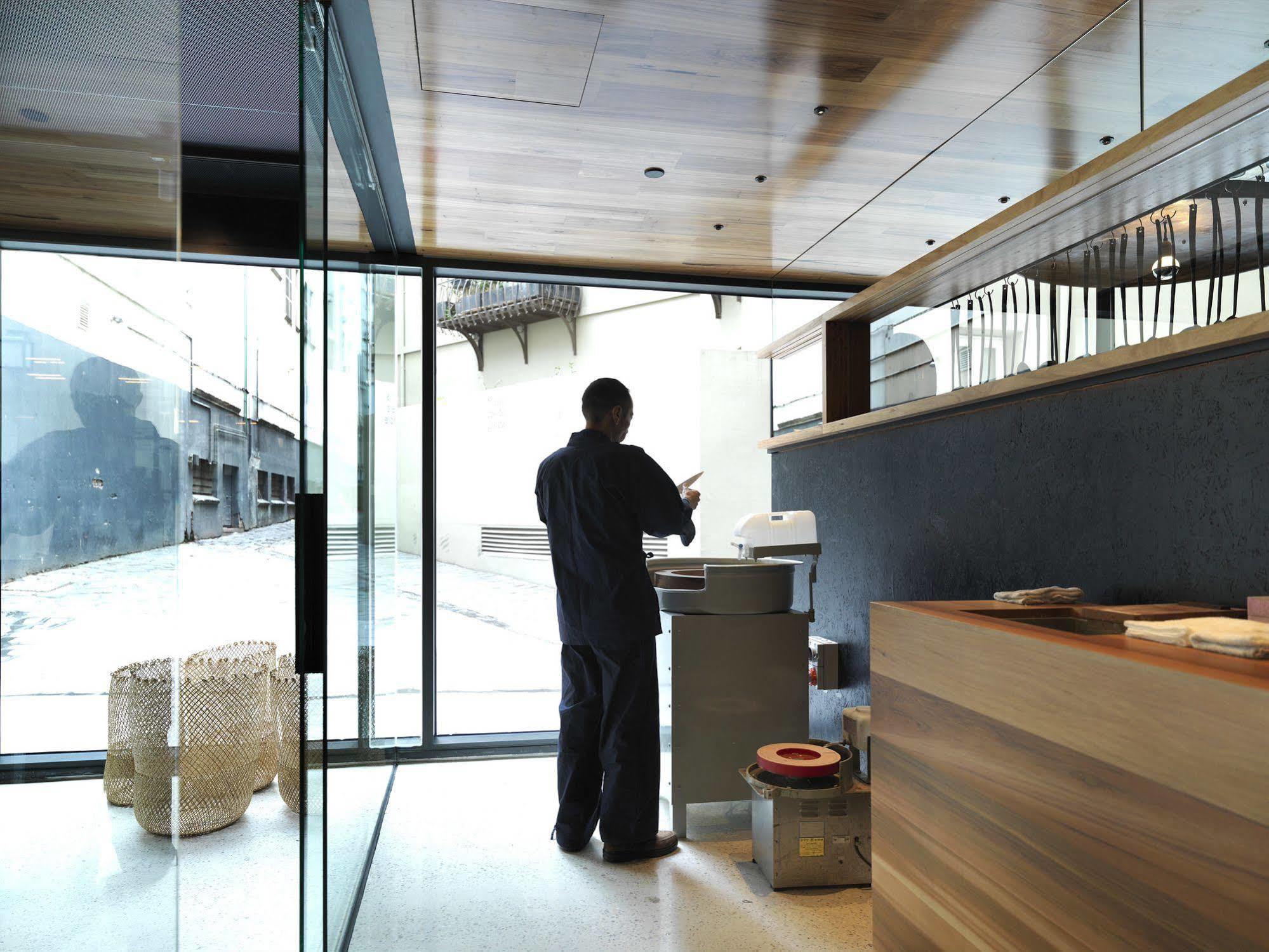Qt Melbourne Hotel Luaran gambar A barista at work